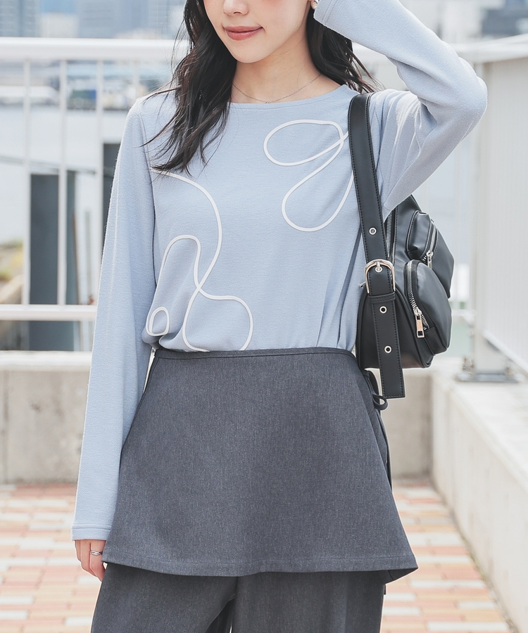 コード刺繍トップス